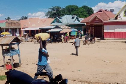 Vue du centre de négoce de Ramogi en chefferie des Mokambo, photo d'illustration : visibilitemediapro.cd, novembre 2025
