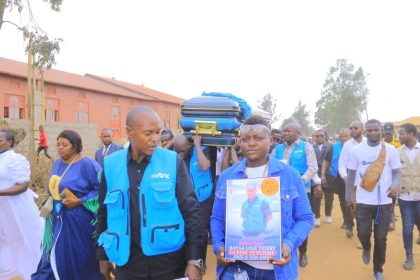 Les journalistes de la ville de Bunia transportant le corps de Banga Lole Thierry pour le dernier hommage. Ph. 05 janvier 2026.
