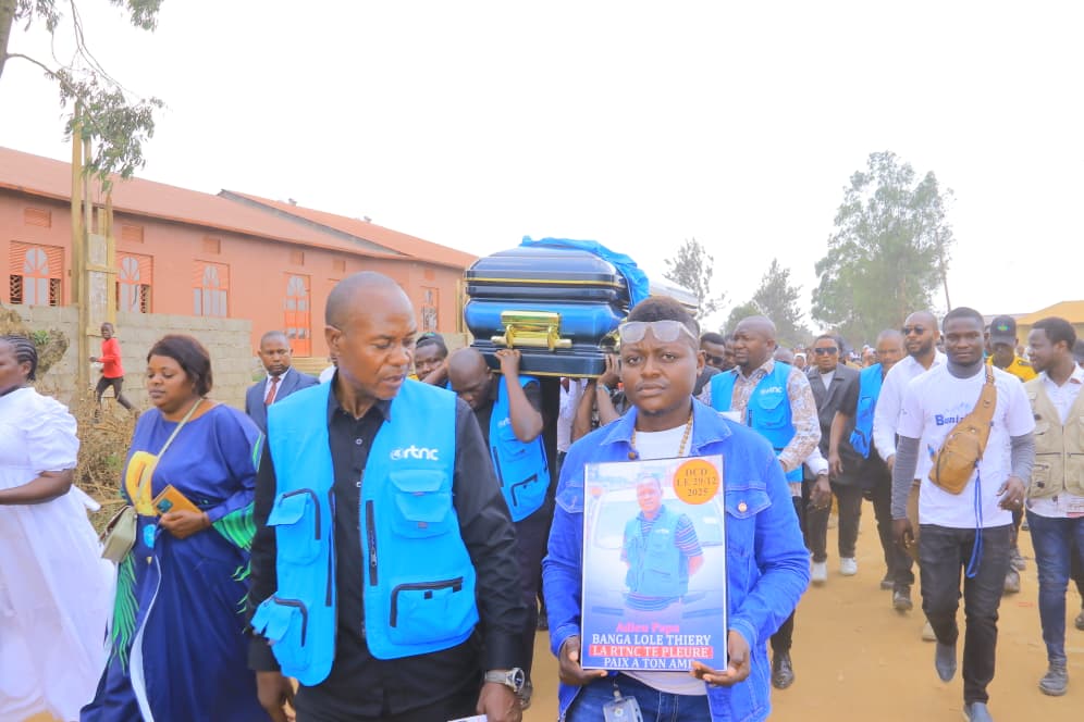 Les journalistes de la ville de Bunia transportant le corps de Banga Lole Thierry pour le dernier hommage. Ph. 05 janvier 2026.