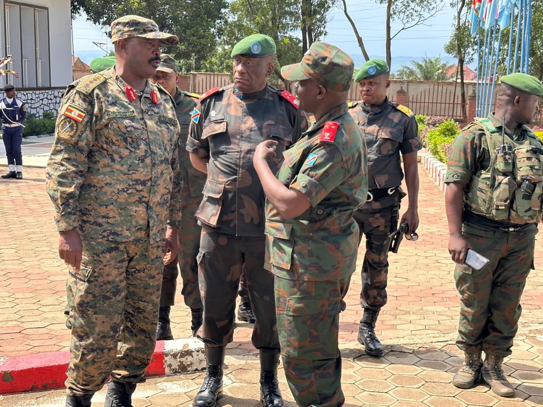 De droite à gauche : lt-gén. Ychaligonza Nduru Jacques (FARDC), lt-gén. Luboya N’kashama (Ituri) et lt-gén. Muhanga Kayanja (UPDF), lors d’une réunion à Bunia, mars 2025.