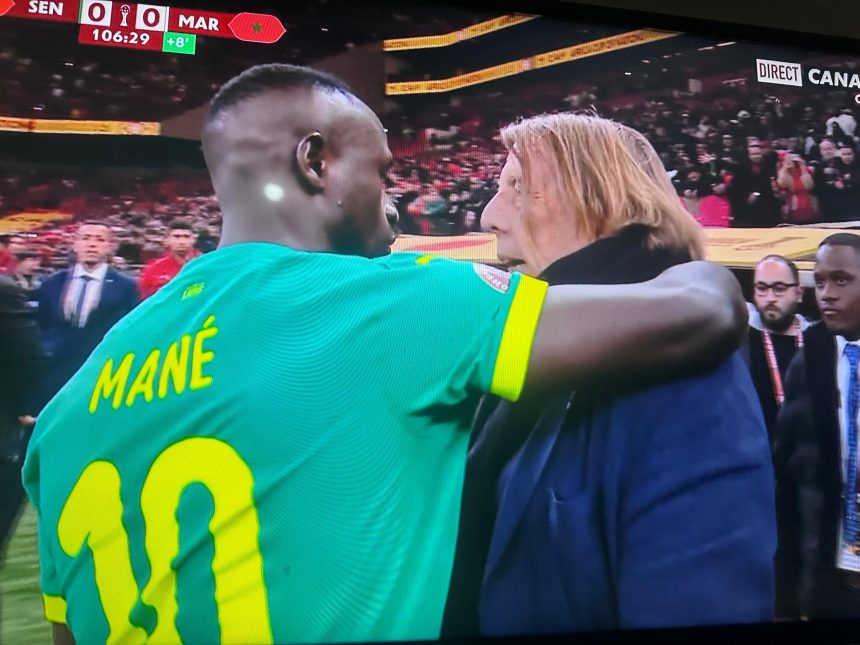 Sadio Mané et Claude Le Roy en pleine discussion lors de la finale de la CAN 2025.