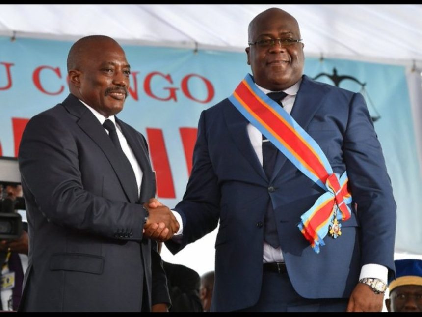 Joseph Kabila et Félix Tshisekedi lors de la cérémonie de passation de pouvoir à Kinshasa, le 24 janvier 2019.