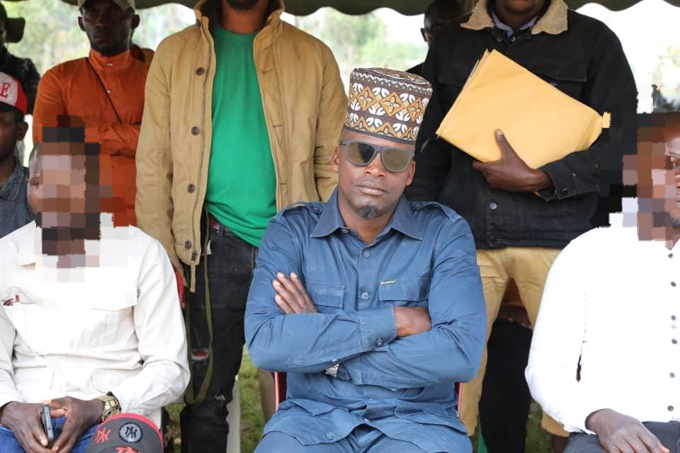 Amos Baraka, ancien chef de la milice Zaïre, au centre, entouré de ses combattants lors de la cérémonie de désarmement à Mabanga.