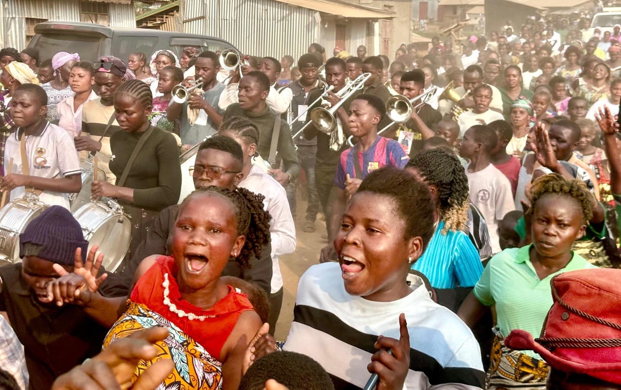 Des habitants de Kobu défilent au rythme des fanfares adventistes lors d’une campagne d’évangélisation. Janvier 2026.