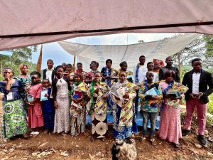 Des hommes et des femmes baptisés à Kobu