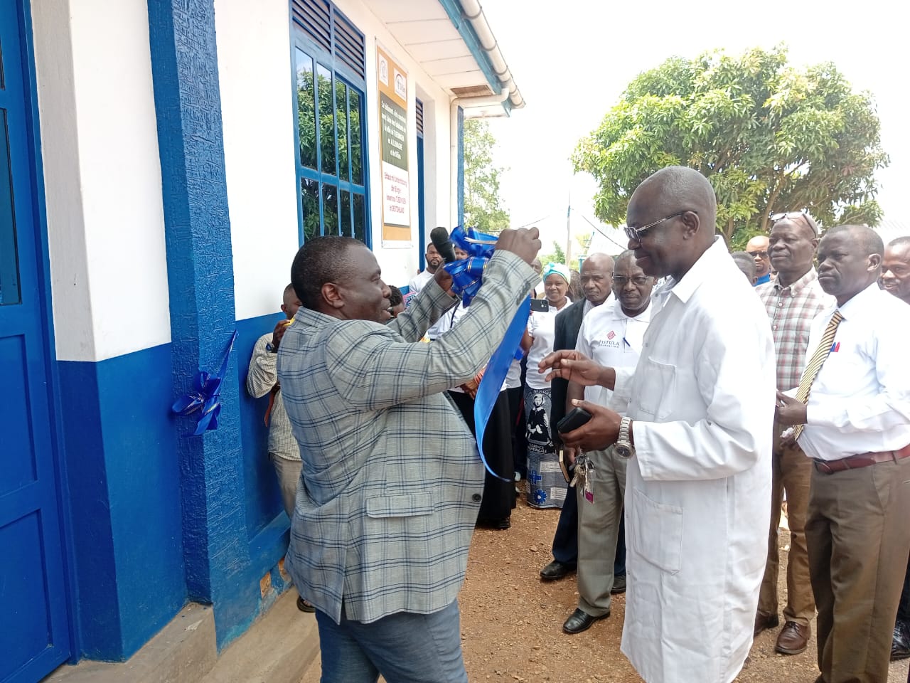 Le vice-président communautaire de la CECA 20 remet le symbole de la coupure du ruban au Docteur Claude Idringi lors de l’inauguration du centre de traitement des fistules à Rwankole, à Bunia, le 30 janvier 2026. Ph. Eugène Laro