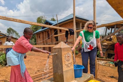 Remise officielle des systèmes d’adduction d’eau du CICR à Kilo État et Kilo Mission, en présence des autorités locales et des habitants. Ph. Benita. 04 février 2026.