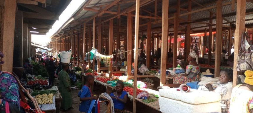 Les marchands en pleine activité au marché central de Bunia. Ph. 2025