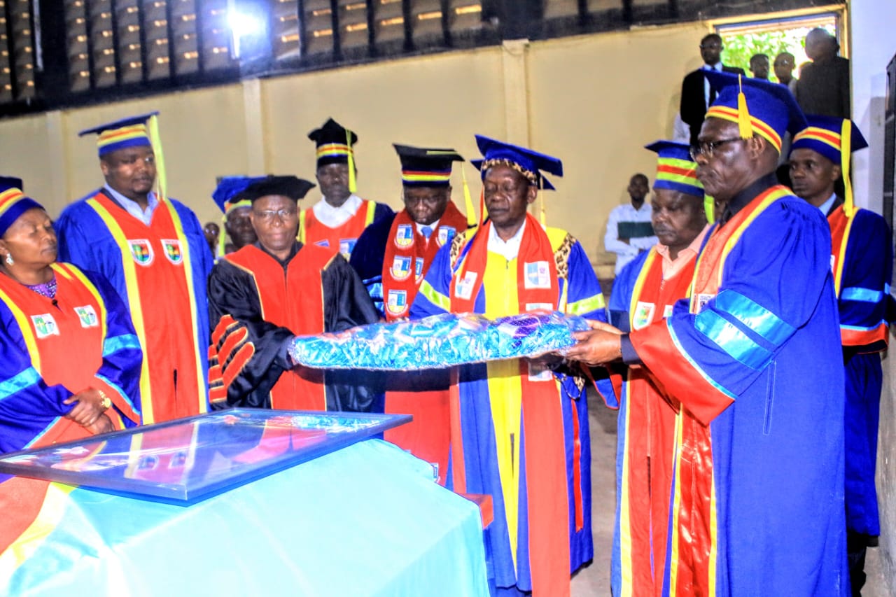 Les photos de circonstance à l'occasion des cérémonies académiques pour rendre les derniers hommages à l'Eminent P.O. Gilbert UMVOR KENO à Mahagi, Photo d'illustration de Jean Maurice Udaga, Février 2026.