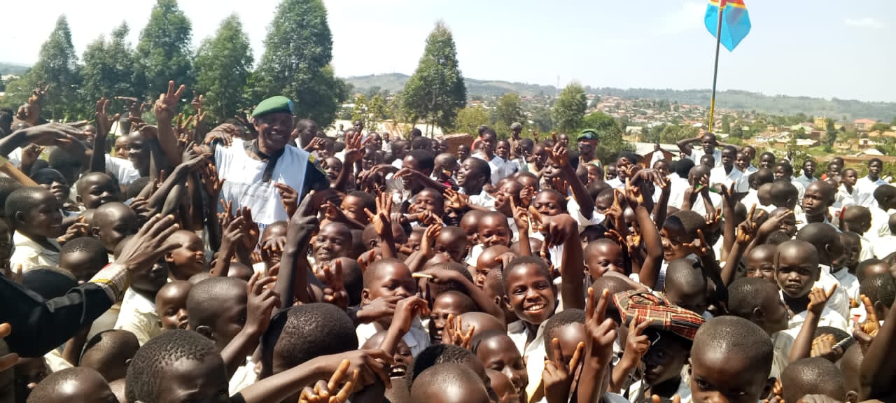 L'administrateur militaire de Mahagi, au milieu des élèves d'une école de la commune rurale de Mahagi, Photo d'illustration : Jean Maurice Udaga, Novembre 2025
