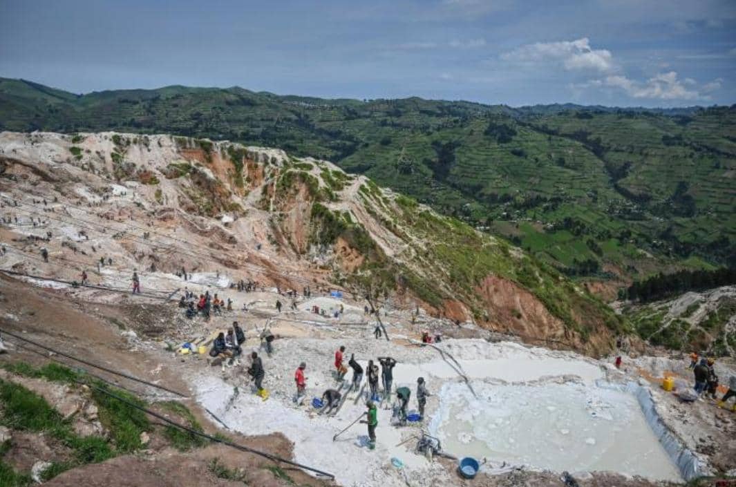 Des travailleurs sur le site minier de Kasasa, à Rubaya, dans le territoire de Masisi (Nord-Kivu).