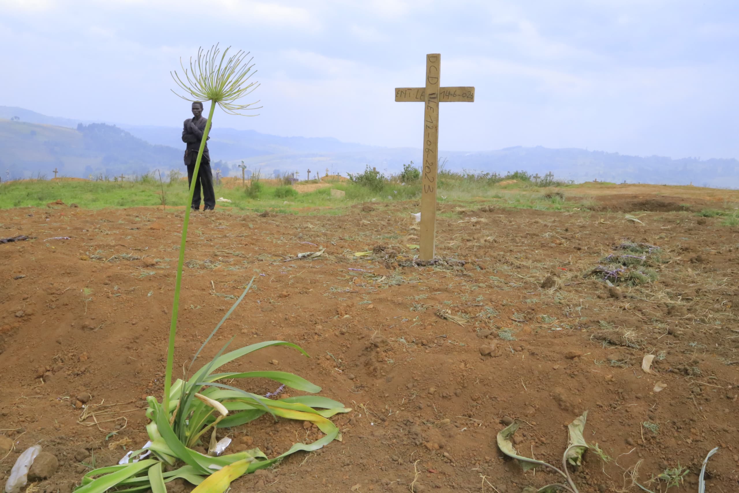 Des victimes des massacres perpétrés par la CODECO, enterrées dans une fosse commune à Lala. Photo : Visibilité Média Pro, juillet 2023.