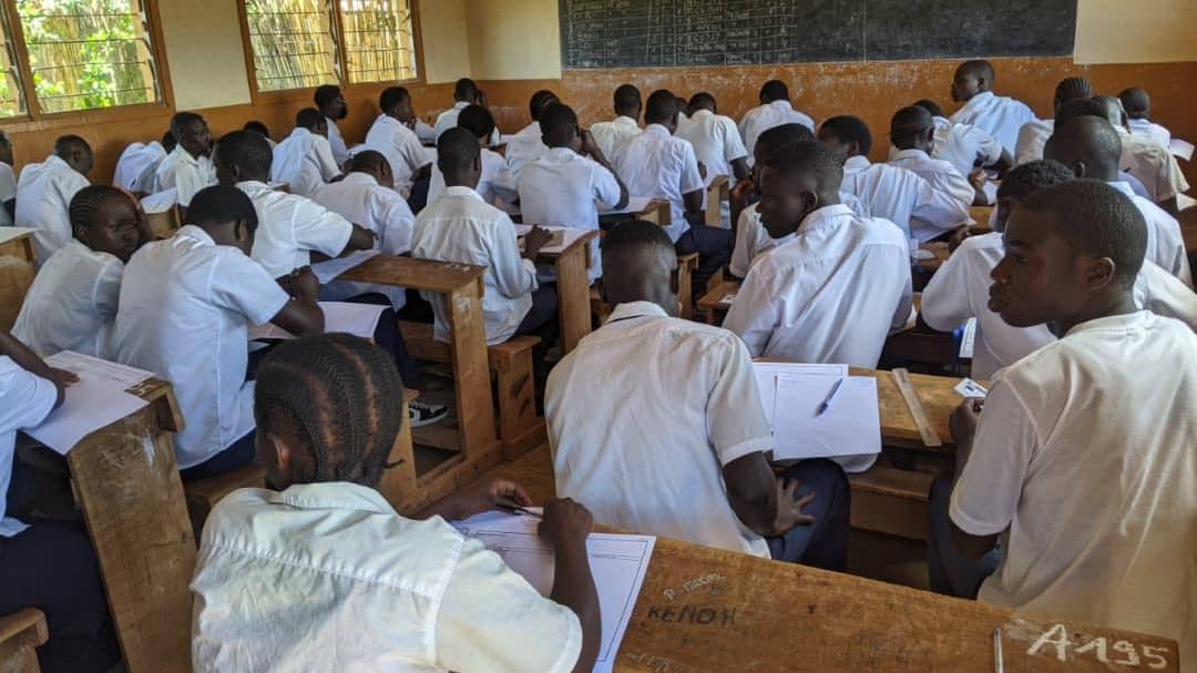 Les élèves dans la salle de l'examen d'état au centre de passation érigé au Lycée Anuarite à Mahagi, Mai 2026.