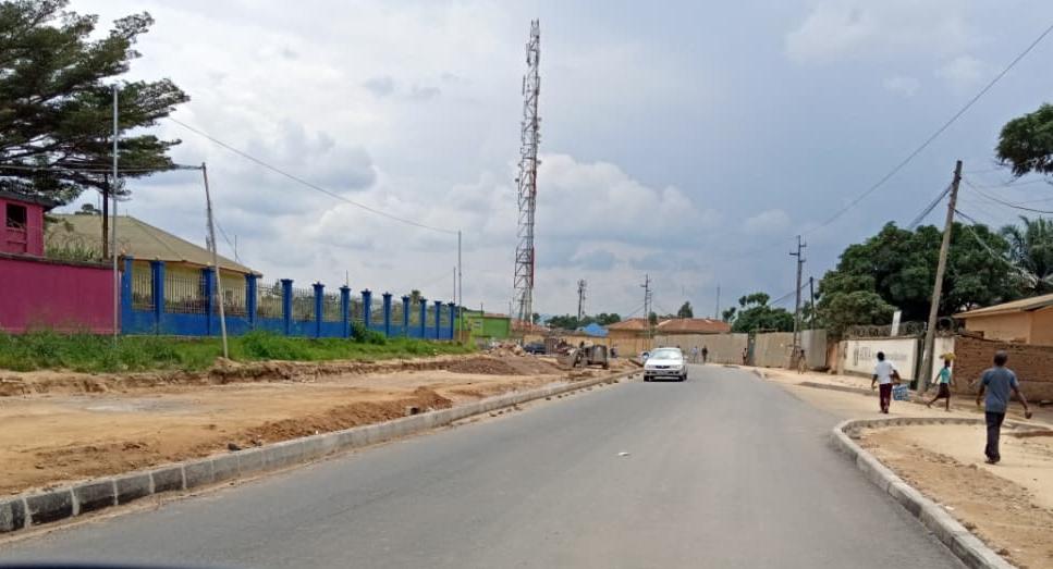 Axe Rond-point Sonas – Fina, en ville de Bunia, asphalté par l’entreprise Safricas. Photo prise en 2020, Visibilité Média Pro.