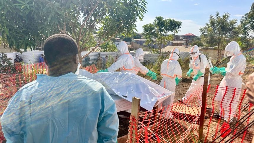 Une équipe de riposte à Bunia prépare le corps d’un malade décédé d’Ebola pour un enterrement digne et sécurisé. Photo : Visibilité Média Pro, juin 2026.