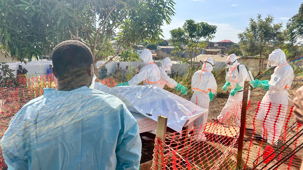 Une équipe de riposte à Bunia prépare le corps d’un malade décédé d’Ebola pour un enterrement digne et sécurisé. Photo : Visibilité Média Pro, juin 2026.