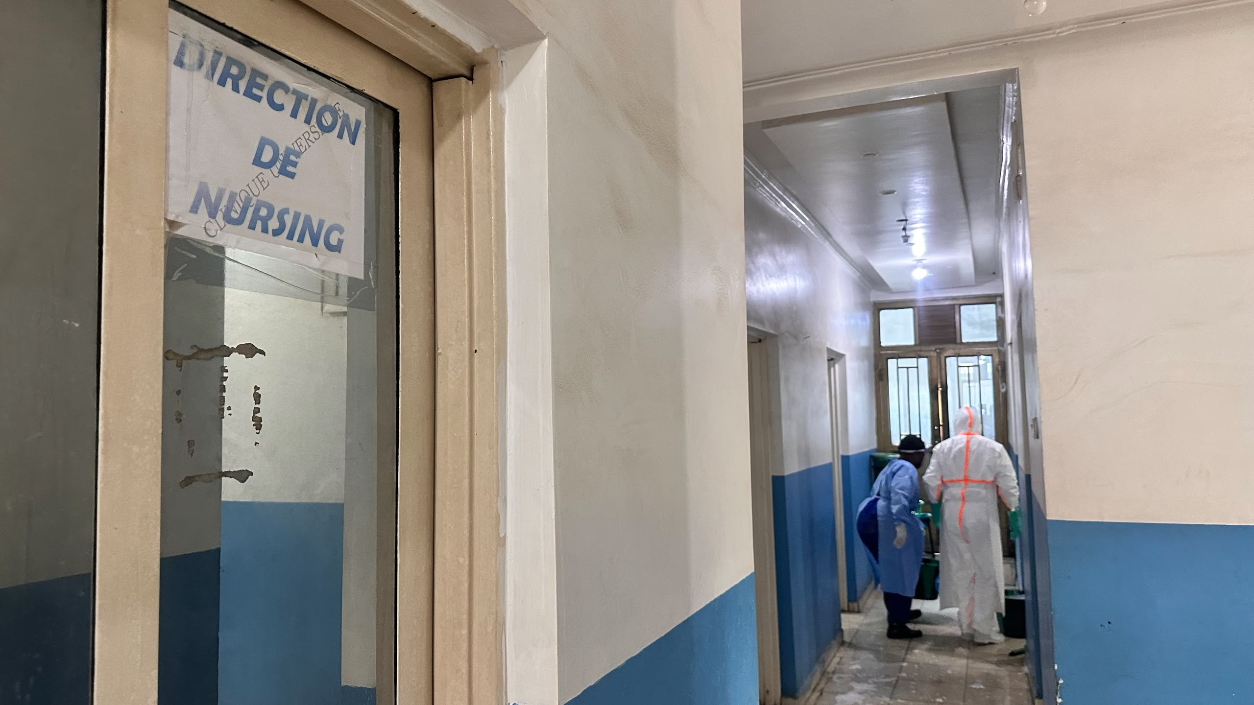Des personnels soignants s’occupent des malades dans un hôpital à Bunia. Photo : Visibilité Média Pro, juin 2026.