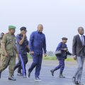 Le gouverneur du Haut-Uele, Jean Bakomito, à son arrivée à Bunia pour une visite de travail axée sur la coordination sécuritaire et sanitaire avec les autorités de l’Ituri. Photo : Joseph Kandole