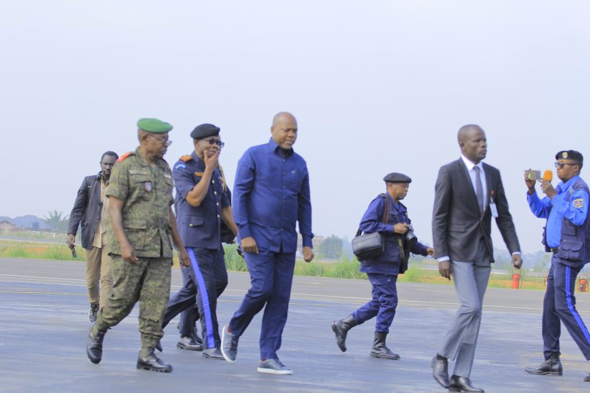 Le gouverneur du Haut-Uele, Jean Bakomito, à son arrivée à Bunia pour une visite de travail axée sur la coordination sécuritaire et sanitaire avec les autorités de l’Ituri. Photo : Joseph Kandole