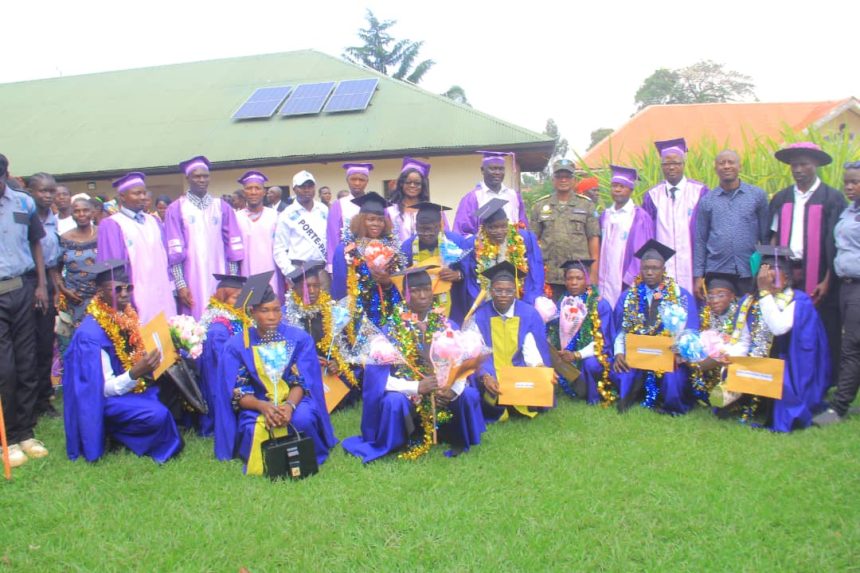 Les lauréats et autorités académiques et administratives de l'ISP MAHAGI, Photo : Jean Maurice Udaga, Août 2026.