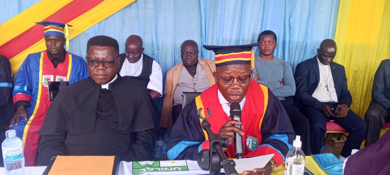 Le professeur Abbé Godefroy UPARTHO, Recteur de l'université du Lac Albert entouré des autorités académiques et administratives, Photo : Jean Maurice Udaga, Juillet 2026.