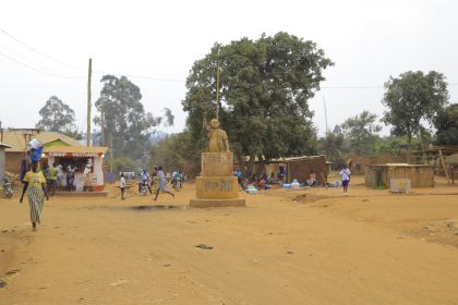 L’une des rues d’Aru, avec le monument Autsai Asenga.