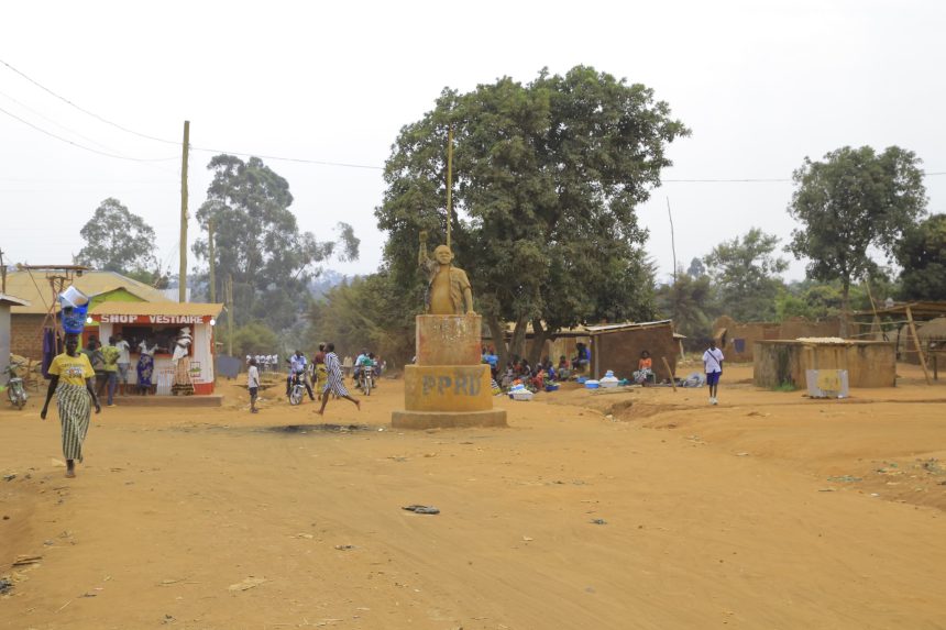 L’une des rues d’Aru, avec le monument Autsai Asenga.